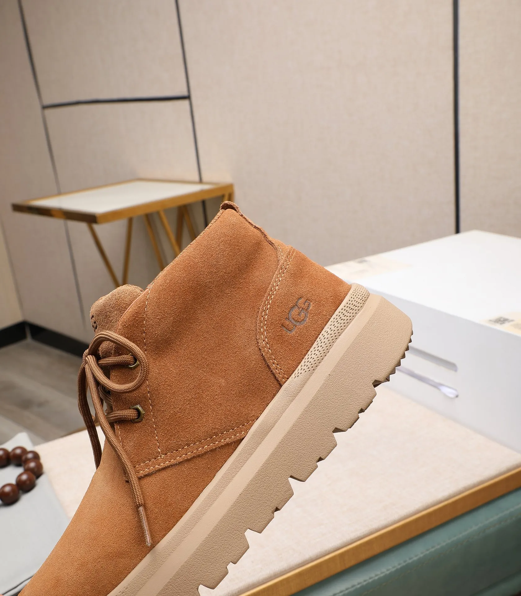 Men's shoes 💰620 Please note the quality of the original order and compare the thickness of the wool 🏮🏮 Popular UGG from Australia's warm luxury brand men's shoes, the official website is synchronized, Beckham men's style..., made of imported top-layer waxed cowhide, waxed toe cap, Australian genuine wool velvet lining Carefully sewn...Imported rubber Martin boots outsole (comfortable, soft and wear-resistant). I really like the quality..Exquisite workmanship. You can't put it down at first sight. Size 39-44